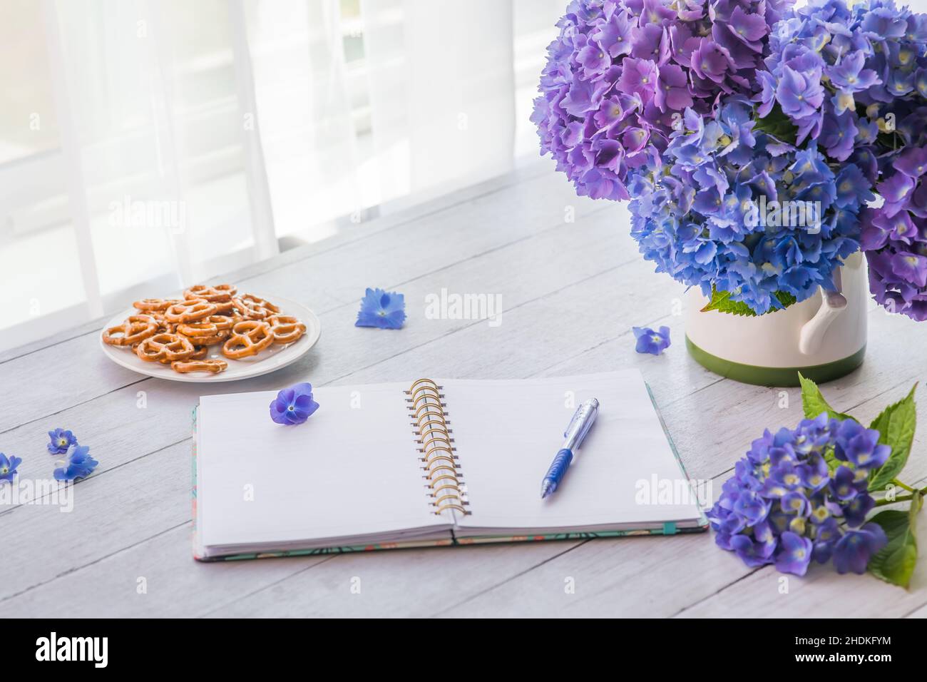 Hortensien Blumen mit Notizbuch auf dem Tisch mit Platz für Text Stockfoto