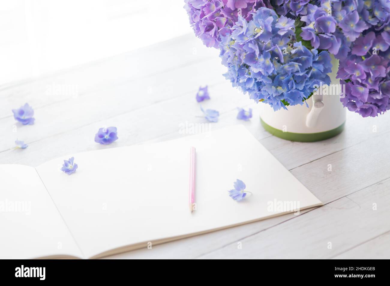 Hortensien Blumen mit Notizbuch auf dem Tisch mit Platz für Text Stockfoto