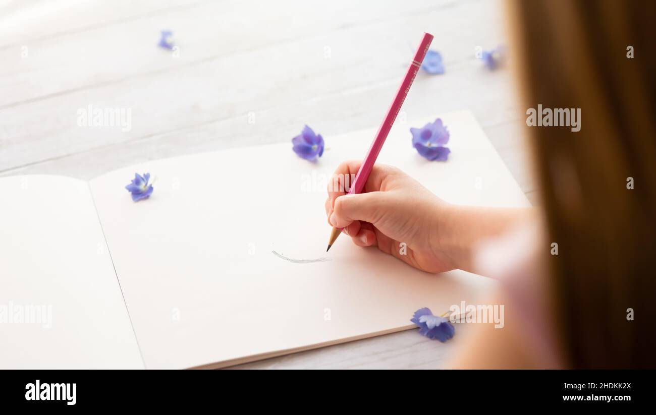 Mädchen Zeichnung mit Bleistift auf einem Papier Stockfoto