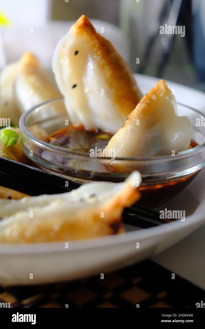 Hausgemachte gebratene asiatische Potsticker Knödel Vorspeise mit würziger Ponzu Dipping Sauce Stockfoto