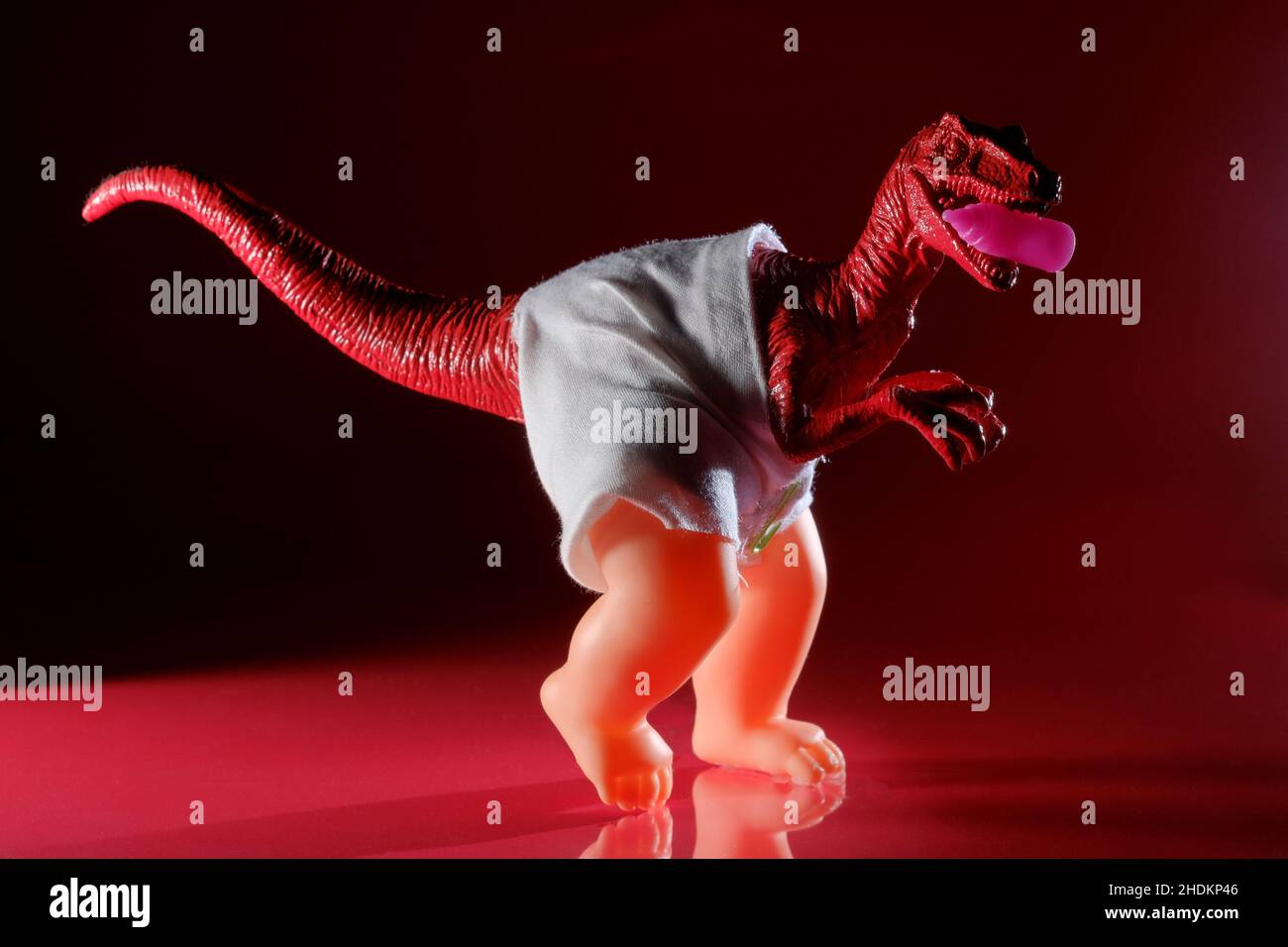 Raptor Baby in Windel als Metapher für die Schwierigkeiten der Elternschaft und des Umgangs mit kleinen Kindern Stockfoto