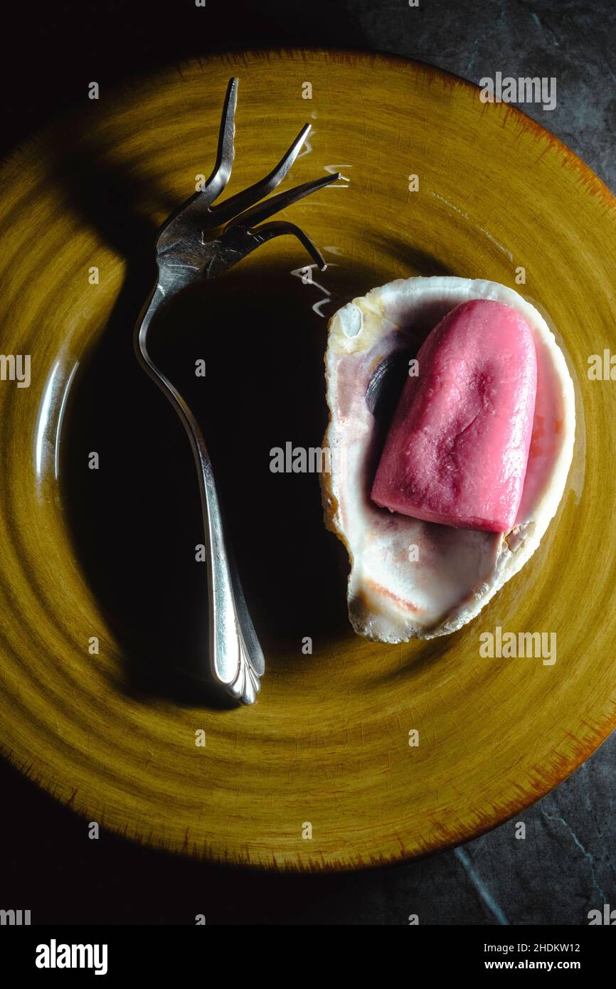 Visuelles Konzept für Menschen, die Meeresfrüchte als ungenießbar oder unappetitlich finden Stockfoto