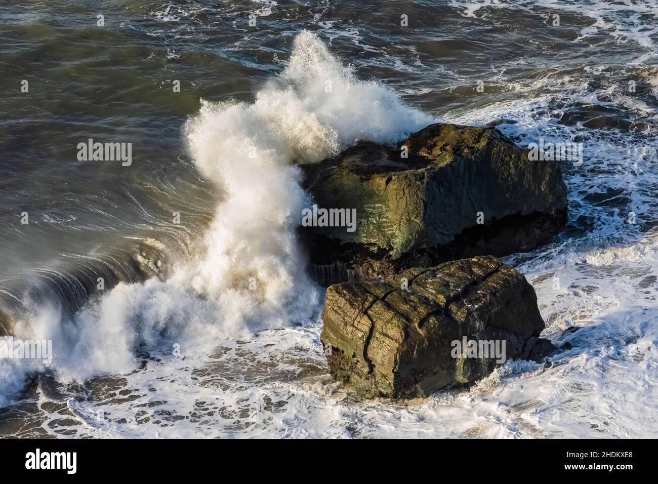 Wellen schlagen gegen felsige Ufer, vom High Bluff Overlook aus gesehen, im Redwood National and State Park, Kalifornien, USA Stockfoto