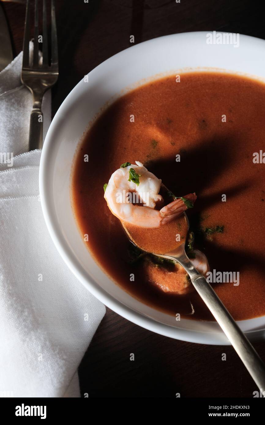 Gourmet-Garnelen-Bisque-Suppe mit dunkler stimmungsvoller Beleuchtung Stockfoto