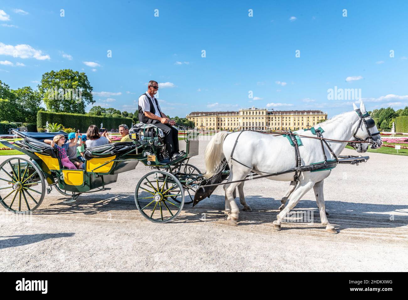 WIEN, ÖSTERREICH - 23. JULI 2019: Pferdekutsche im Schloss Schönbrunn in Wien, Österreich Stockfoto