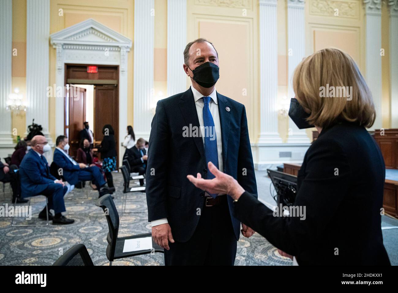 Der US-Repräsentant Adam Schiff (Demokrat von Kalifornien) spricht mit der Historikerin Doris Kearns Goodwin vor dem Beginn einer Diskussion mit den Historikern Goodwin und Jon Meacham am Donnerstag, dem 6. Januar 2022, auf dem Capitol Hill in Washington darüber, wie „die Erzählung vom 6th. Januar etabliert und bewahrt werden kann“. Kredit: Al Drago/Pool über CNP Stockfoto