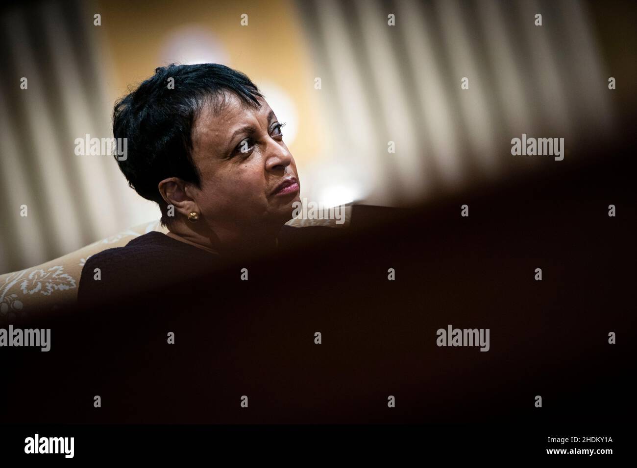 Die Bibliothekarin des Kongresses, Carla Hayden, lauscht während einer Diskussion mit den Historikern Doris Kearns Goodwin und Jon Meacham am Donnerstag, dem 6. Januar 2022, auf dem Capitol Hill in Washington darüber, wie „die Erzählung vom 6th. Januar etabliert und bewahrt werden kann“. Kredit: Al Drago/Pool über CNP Stockfoto