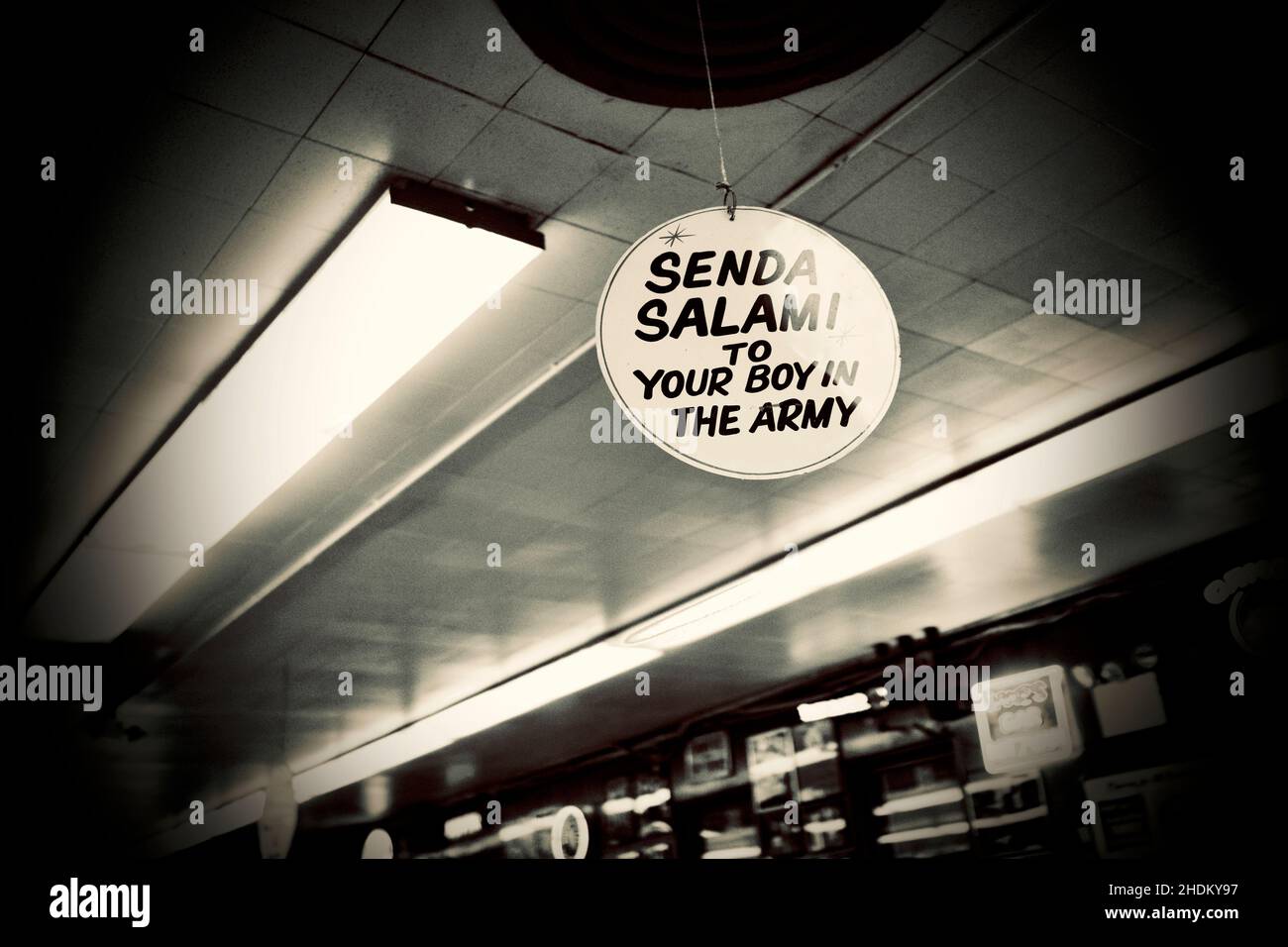 Schild „Senda Salami“ im weltberühmten Katz's Deli, das sich auf der unteren Ostseite von Manhattan, NYC, USA, befindet Stockfoto