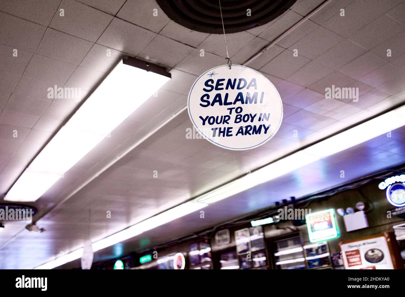 Schild „Senda Salami“ im weltberühmten Katz's Deli, das sich auf der unteren Ostseite von Manhattan, NYC, USA, befindet Stockfoto