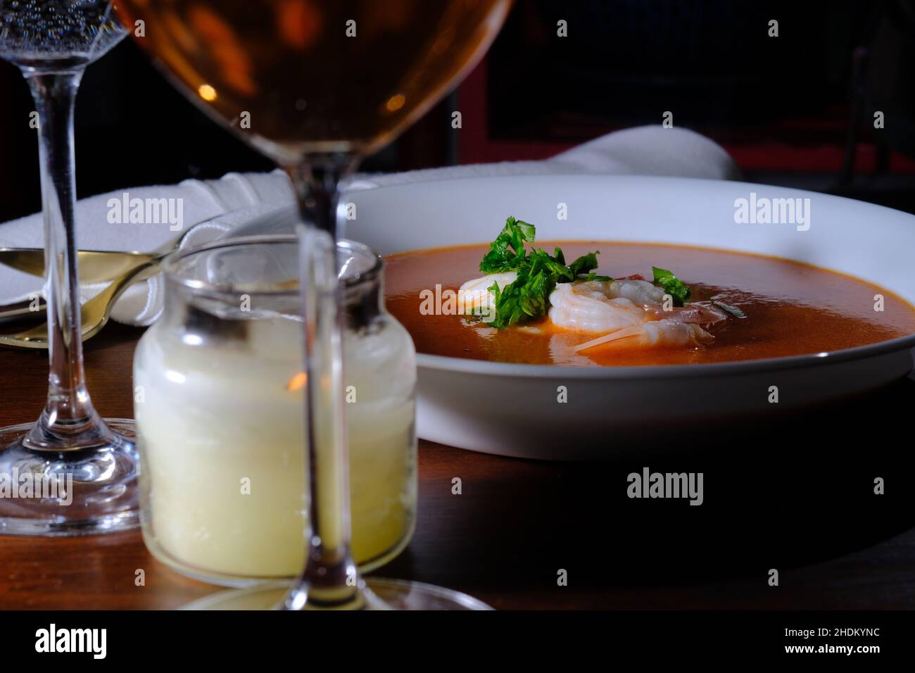 Gourmet-Garnelen-Bisque-Suppe mit dunkler stimmungsvoller Beleuchtung Stockfoto