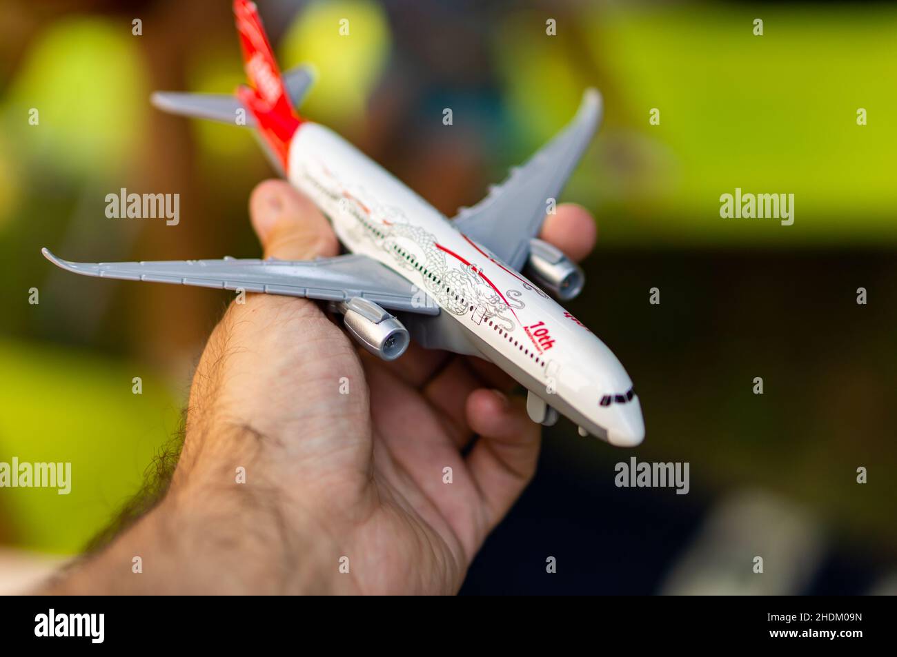 Hand hält ein Spielzeug Modell Passagierflugzeug Stockfoto
