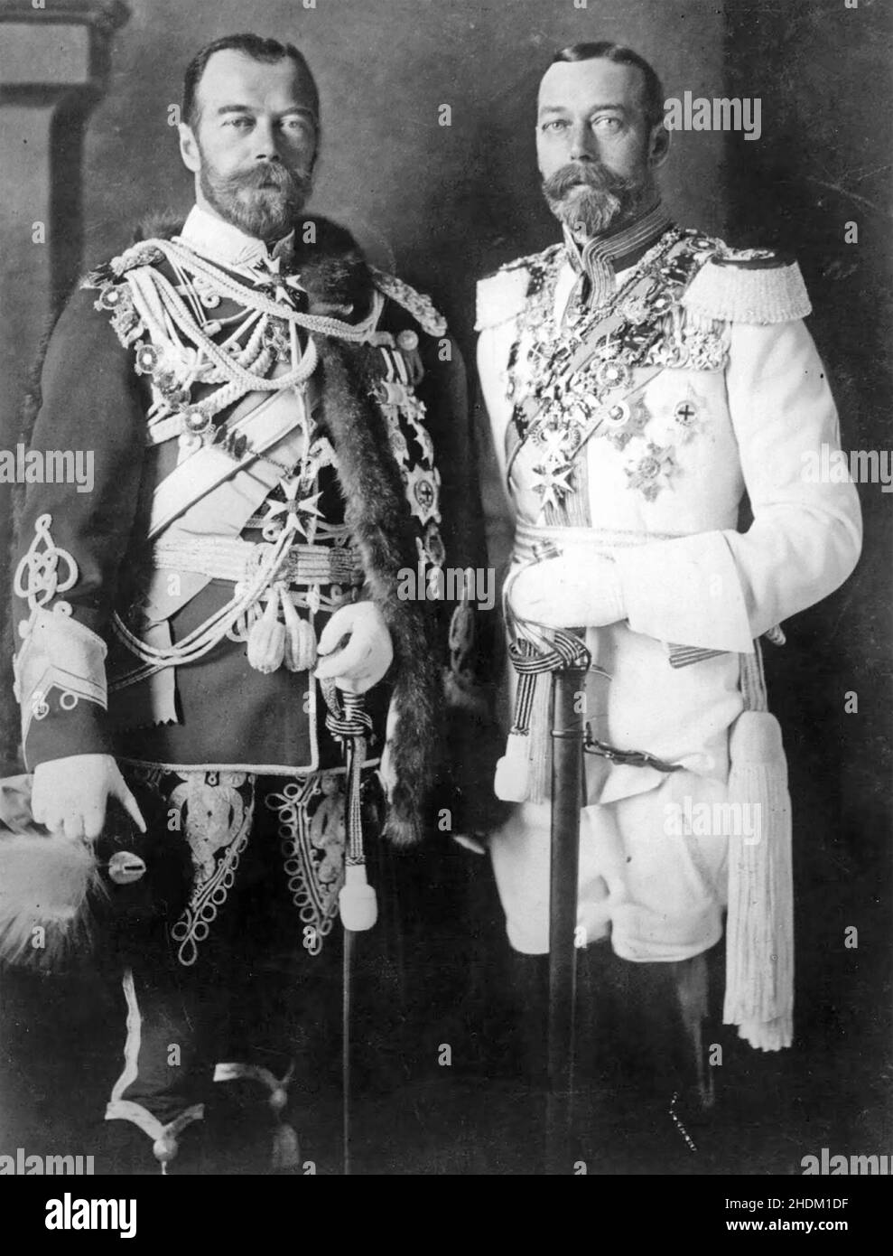 ZAR NIKOLAUS II. Von Russland links mit seinem Cousin König Georg V. von Großbritannien in deutschen Militäruniformen in Berlin 1913. Stockfoto
