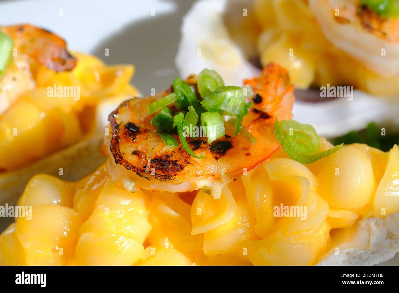 Schicke Hochzeit Hors d'oeuvres Garnelen mac und Käse in Austernschale serviert Stockfoto
