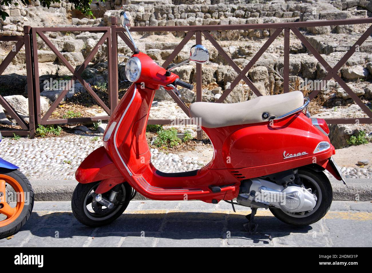 Rote vespa Roller, Altstadt, Stadt Rhodos, Rhodos, Dodekanes, Griechenland Stockfoto