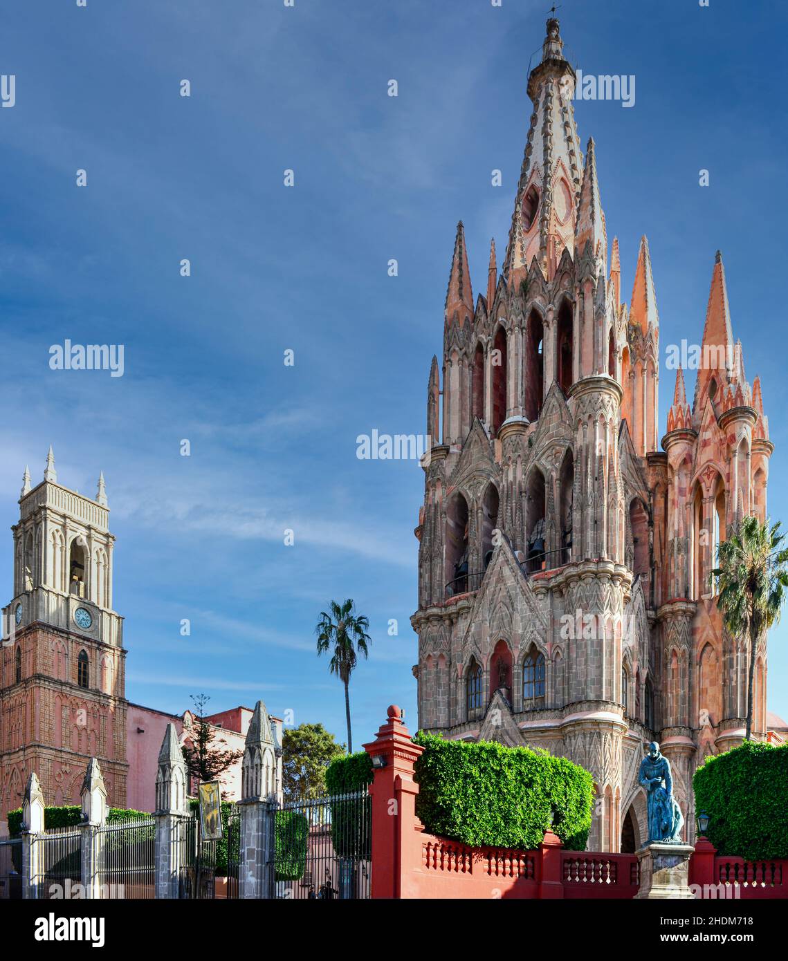 Blick auf die spektakuläre pinke neugotische Kathedrale Parroquia de