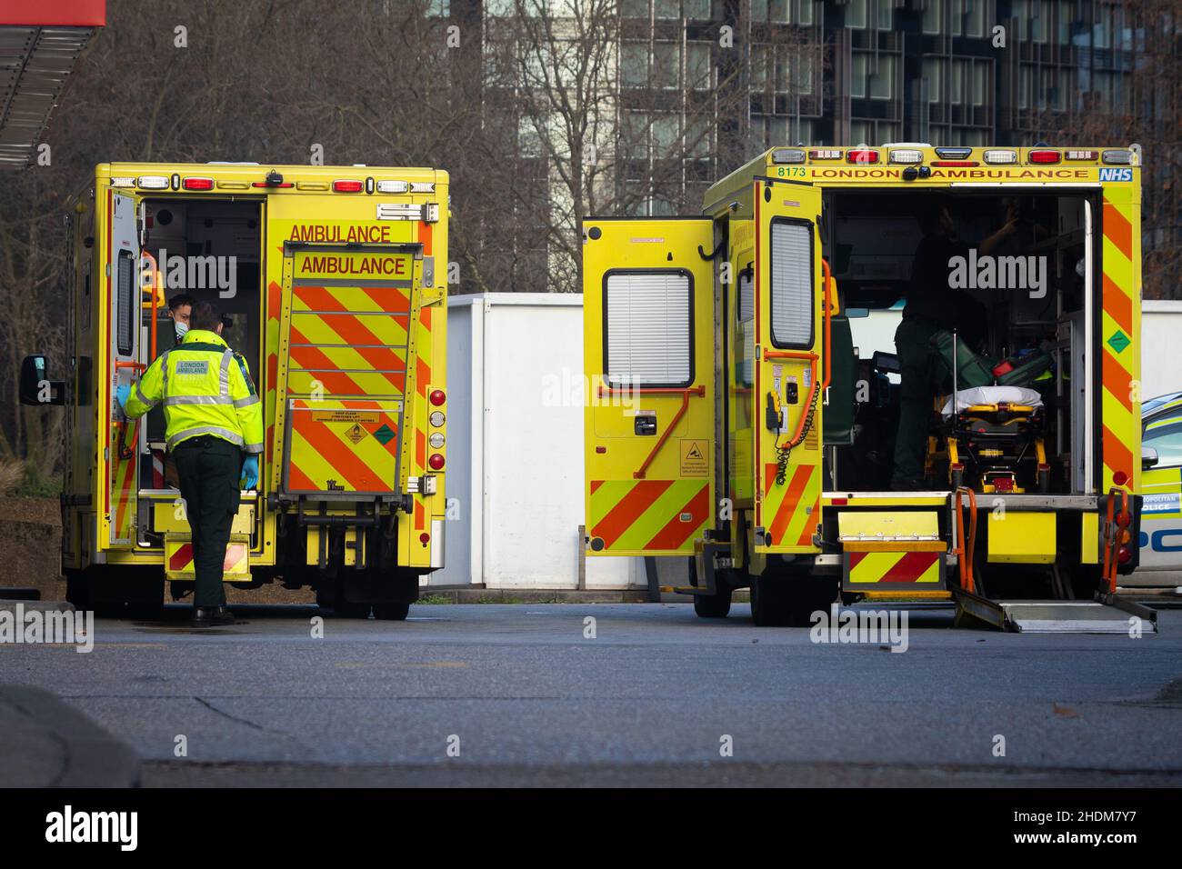 London, Großbritannien. 05th Januar 2022. Krankenwagen in London, die vor dem St. Thomas' Hospital abgestellt wurden.NHS-Treuhänderinnen in ganz England haben aufgrund der zunehmenden Zahl von 19 Krankenhauseinweisungen einen kritischen Vorfall erklärt. (Foto von Tejas Sandhy/SOPA Images/Sipa USA) Quelle: SIPA USA/Alamy Live News Stockfoto