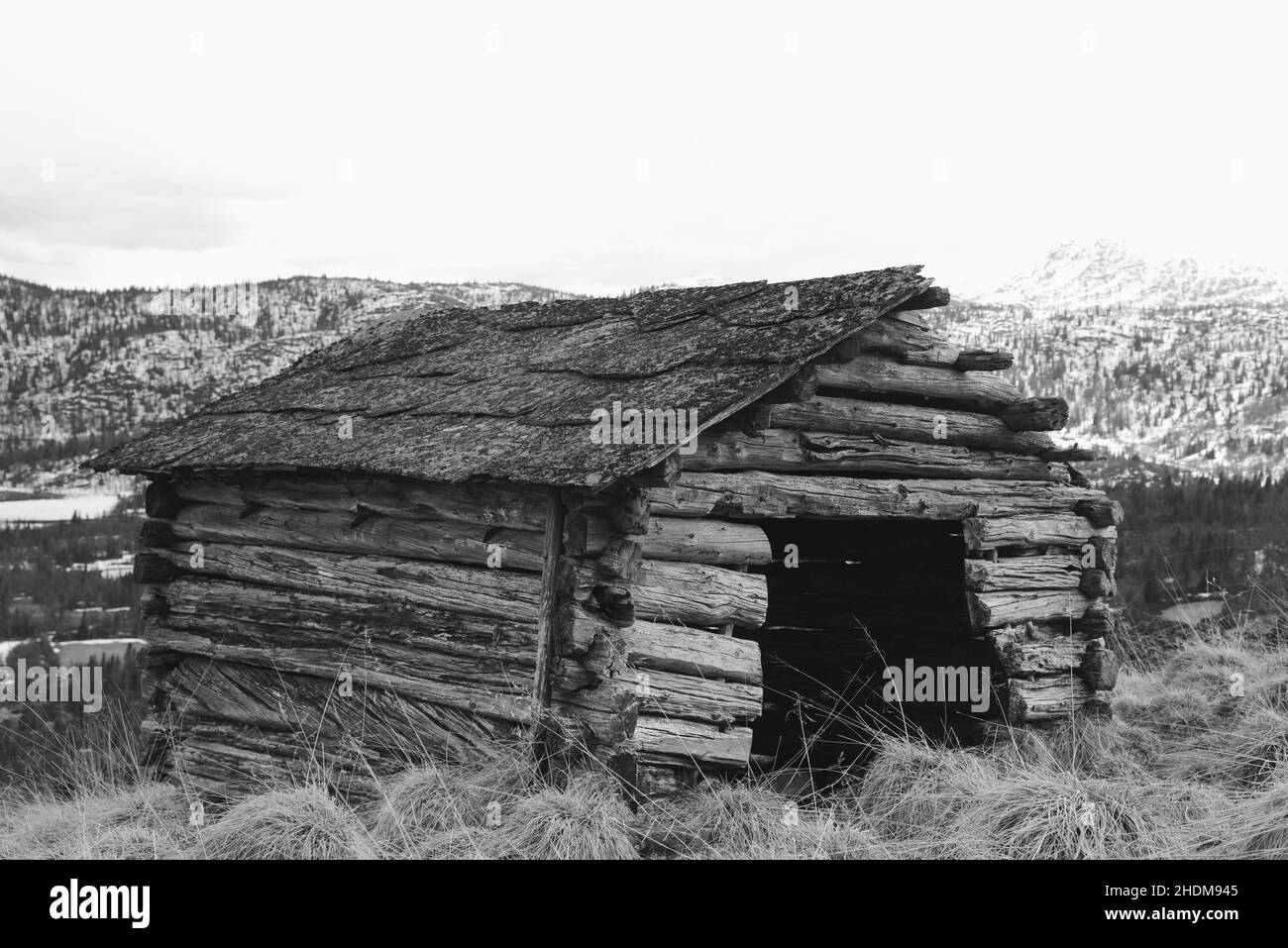 Altes, heruntergekommenes Blockhaus in einem Berggebiet in Hallingdal Norwegen. Stockfoto