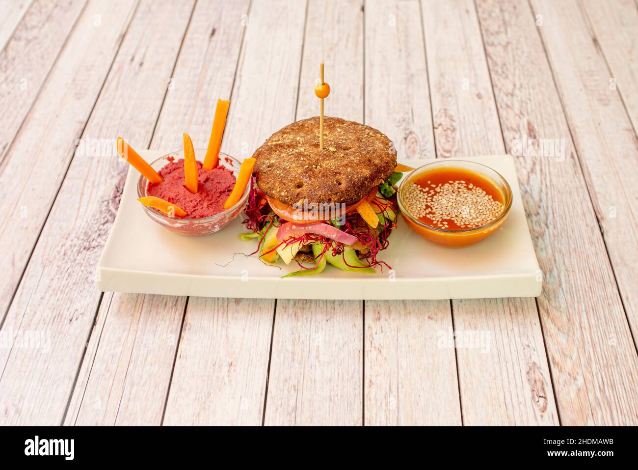 Veganer Burger ist eine Variante des traditionellen Burgers, die Hackfleisch vermeidet, um Gemüseprodukte zu verwenden, die für Vegetarier oder Veganer geeignet sind Stockfoto