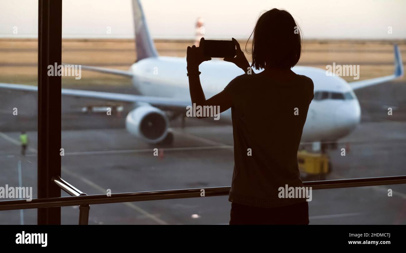 Mädchen macht ein Foto vom Flugzeug. Stockfoto