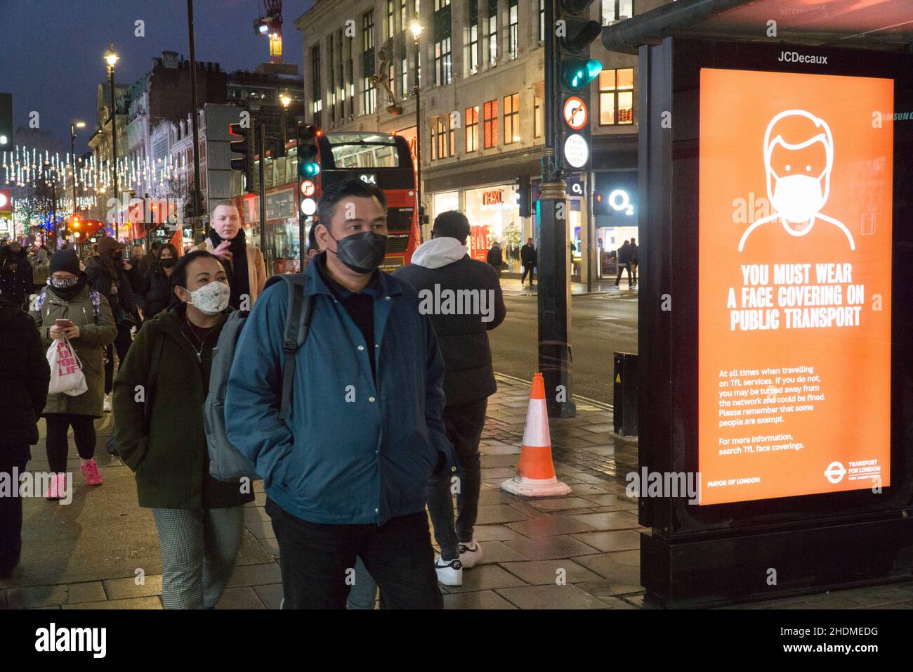 London, Großbritannien. 6th Jan, 2022. Frühe Abendkäufer auf der Oxford Street, da die Januar-Verkäufe weiter gehen. Die Besucherfrequenz ist gegenüber der Vorpandemie deutlich gesunken, aber die Geschäfte sind geöffnet und die Kunden sind gemäß den geltenden Plan-B-Vorschriften verpflichtet, Gesichtsmasken zu tragen. Quelle: Anna Watson/Alamy Live News Stockfoto London, Großbritannien. 6th Jan, 2022. Frühe Abendkäufer auf der Oxford Street, da die Januar-Verkäufe weiter gehen. Die Besucherfrequenz ist gegenüber der Vorpandemie deutlich gesunken, aber die Geschäfte sind geöffnet und die Kunden sind gemäß den geltenden Plan-B-Vorschriften verpflichtet, Gesichtsmasken zu tragen. Quelle: Anna Watson/Alamy Live News Stockfoto