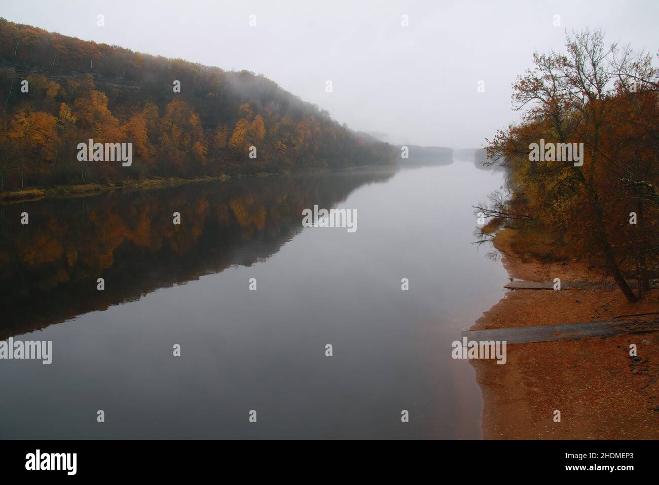 Neblige Reflexionen auf dem St. Croix River in Osceola, Wisconsin USA im Herbst.Okt. 25, 2009 Stockfoto