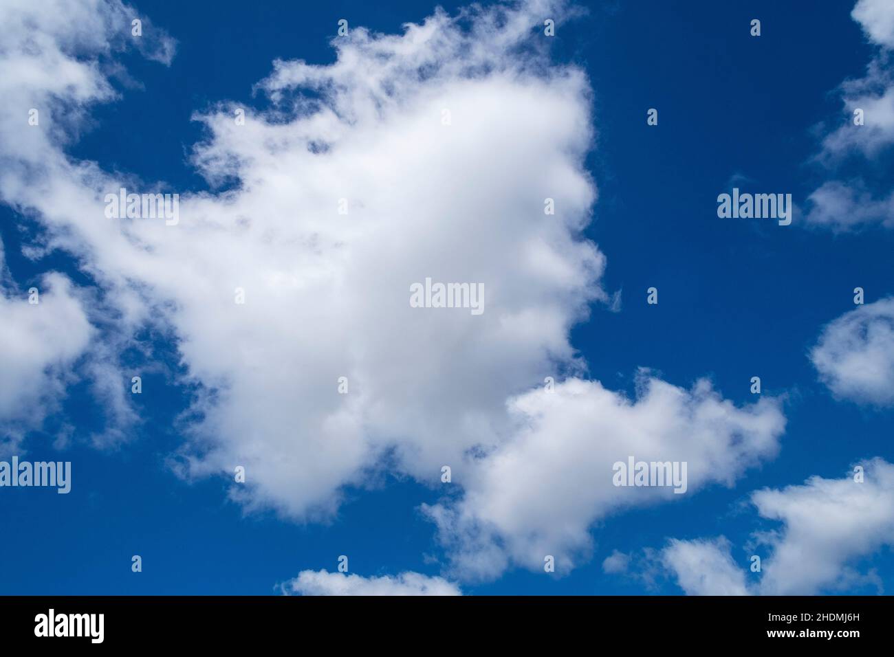 weißen Cumulus-Wolken Stockfoto