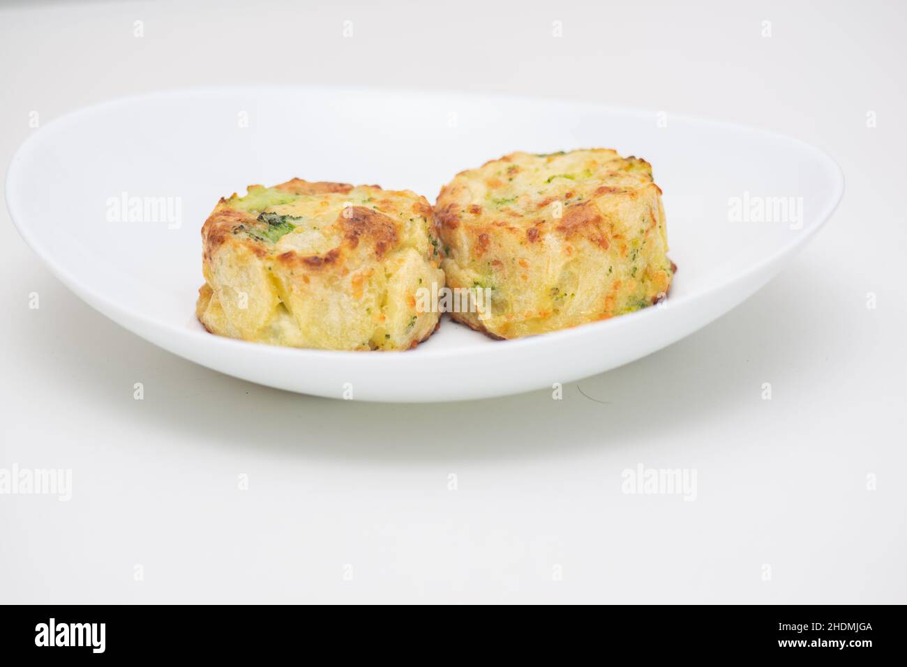 Gericht mit Brokkoli-Omelett und Rübengemüse Stockfoto