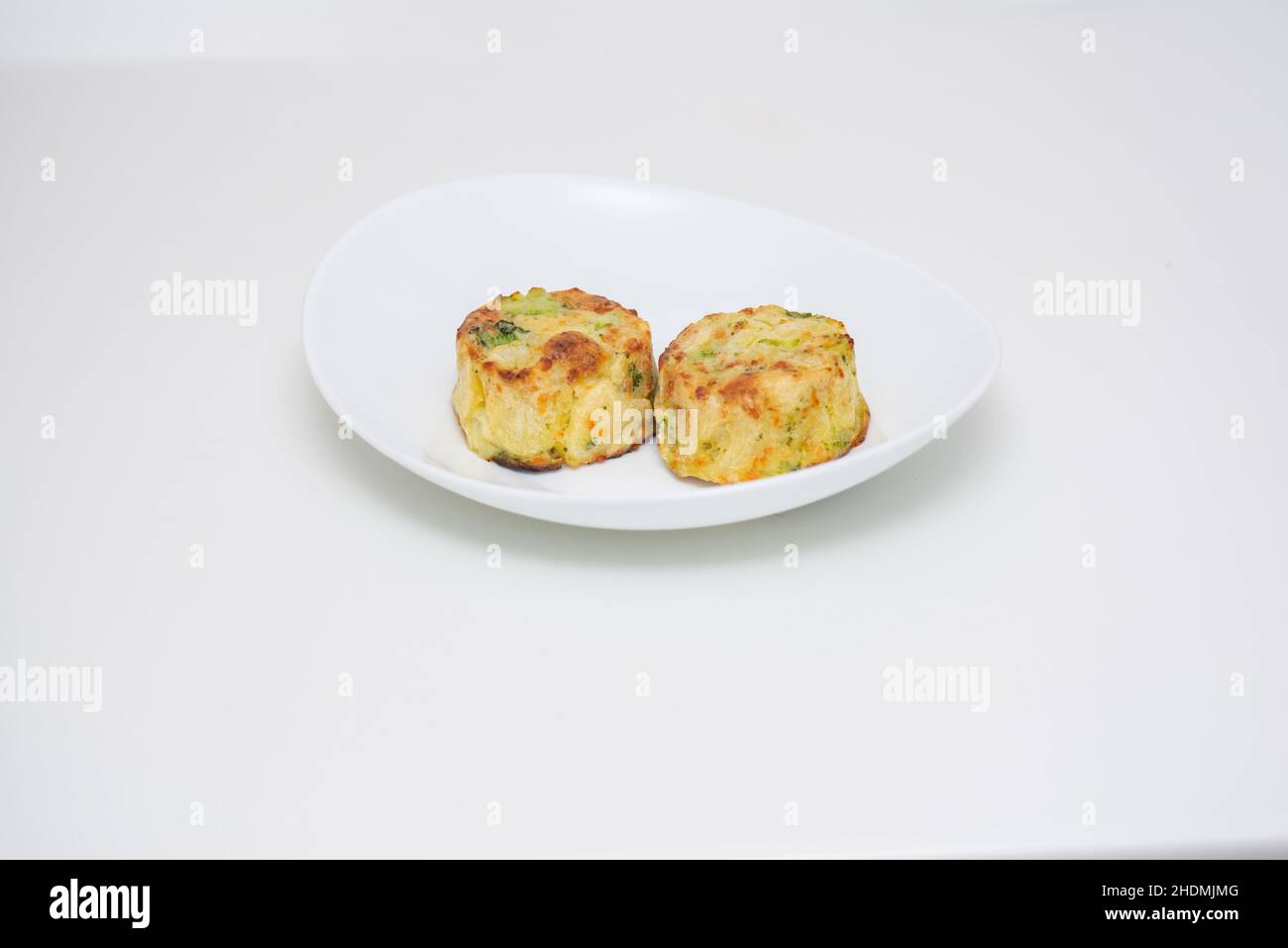 Gericht mit Brokkoli-Omelett und Rübengemüse Stockfoto