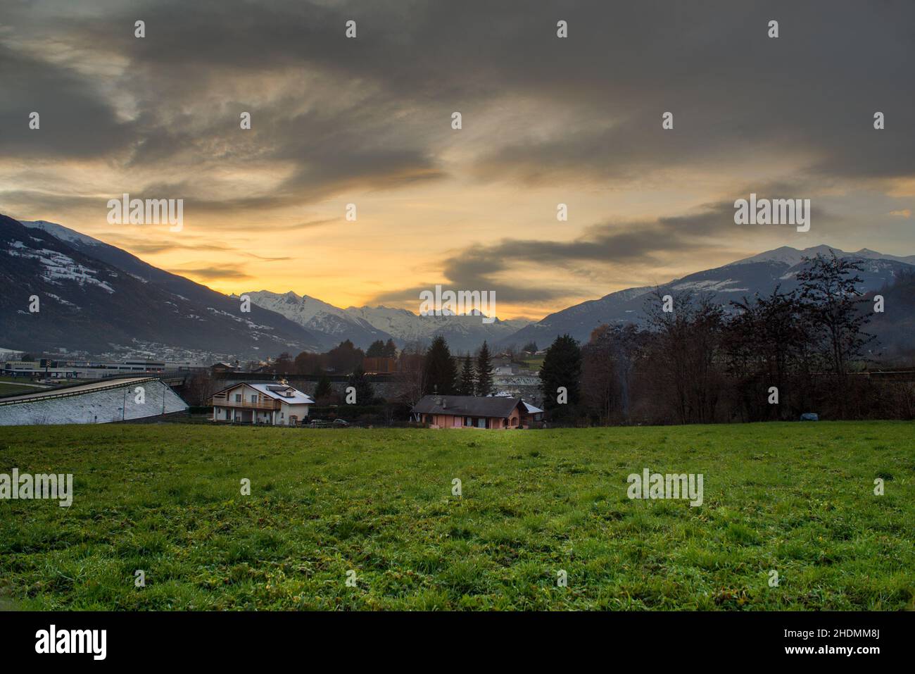 Bergpanorama im Winter bei Sonnenuntergang Stockfoto