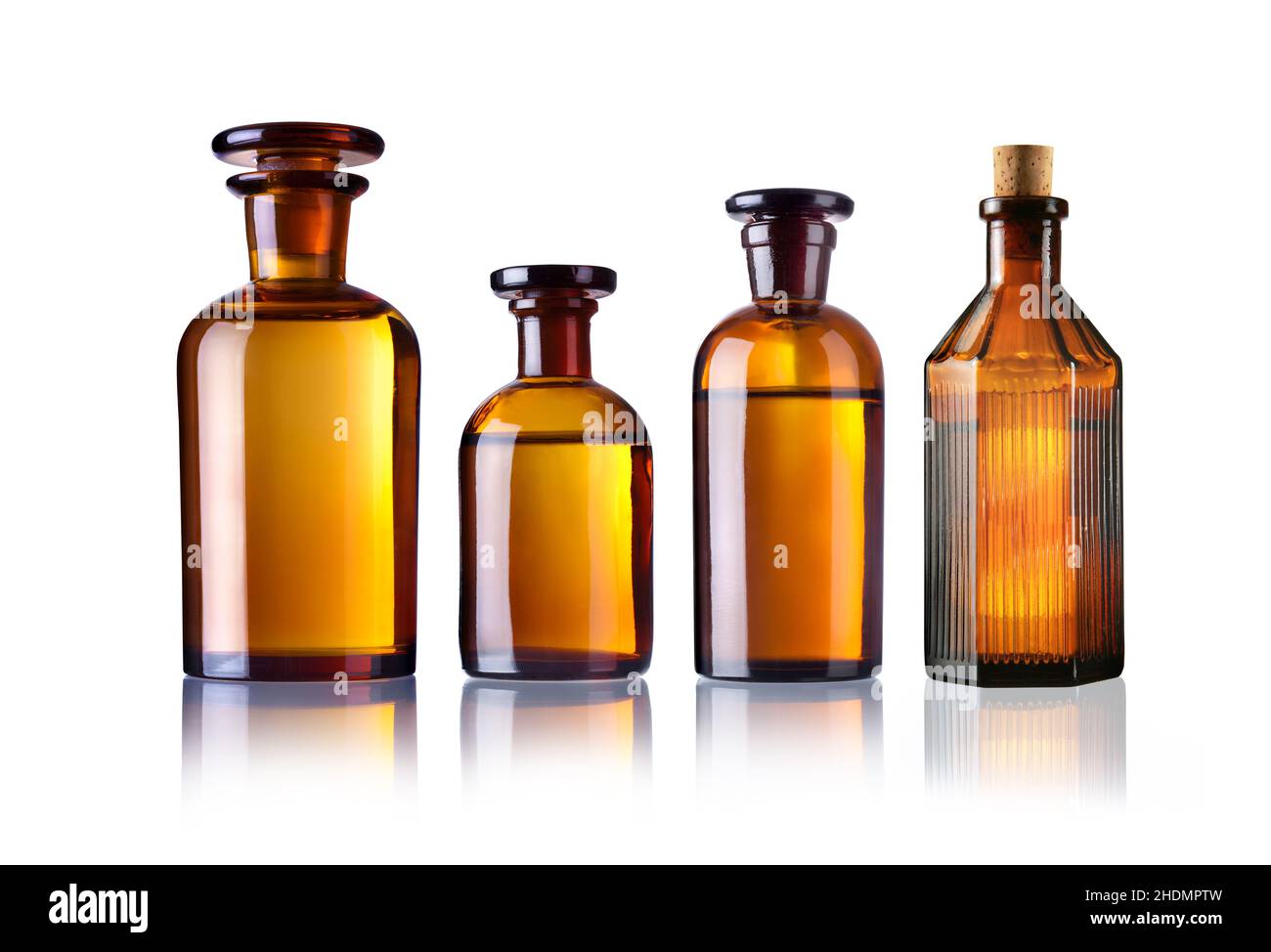 Glasflasche, Medizinflasche, Medizinglas, Glasflaschen, Glasgeschirr, Medikamentenflaschen, Pipette, Medikamentengläser, Apothekenflasche Stockfoto