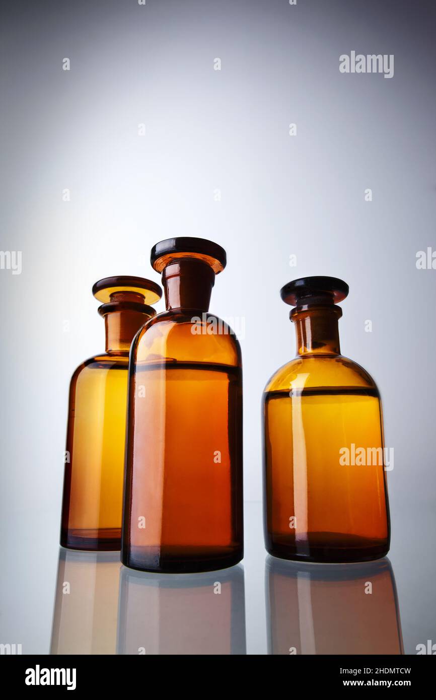 Glasflasche, Medizinflasche, Medizinglas, Glasflaschen, Glasgeschirr, Medikamentenflaschen, Pipette, Medikamentengläser, Apothekenflasche Stockfoto