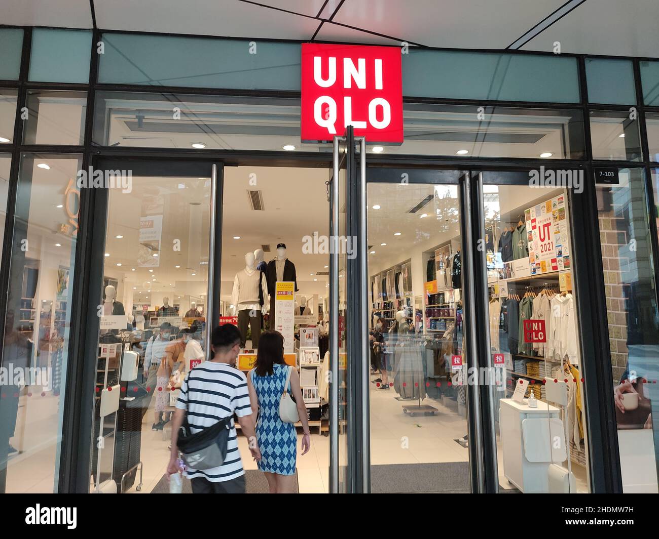 SHANGHAI, CHINA - 28. AUGUST 2021 - Am 28. August 2021 Wird Ein UNIQLO-Store in Shanghai, China, gezeigt. Die japanische Bekleidungsmarke Uniqlo lehnte einen Kommentar ab Stockfoto