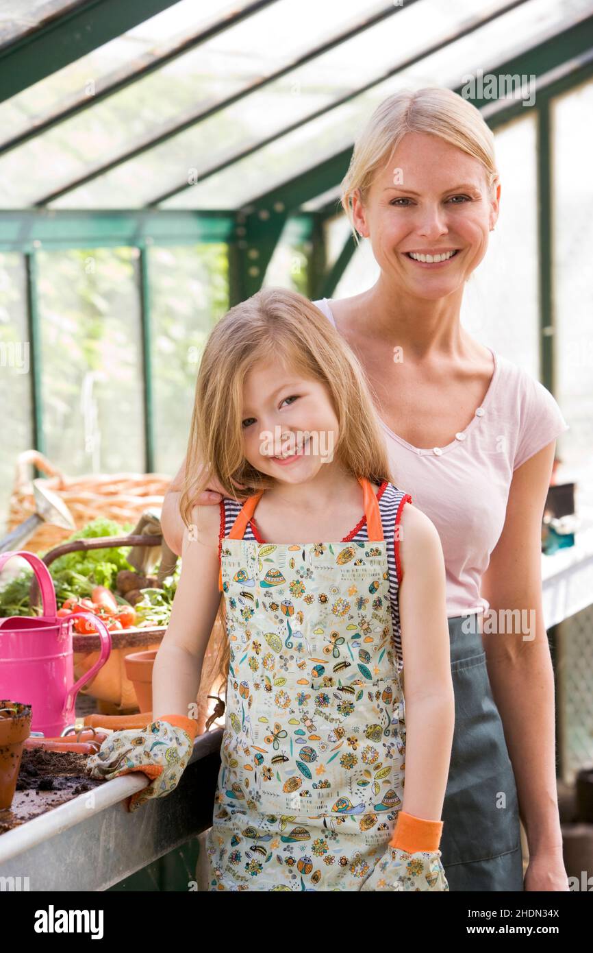 Mutter, im Garten, Tochter, pflanzenlebender Organismus, Mama, Mütter, Mama, Pflanzenpflege, Pflege von Pflanzen, Töchter, Pflanzen Sie lebende Organismen Stockfoto
