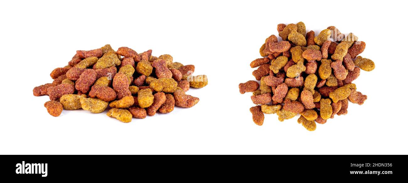 Braune kibble Stücke für Katzenfutter Haufen isoliert auf weißem Hintergrund gesetzt. Gesundes trockenes Tierfutter. Stockfoto