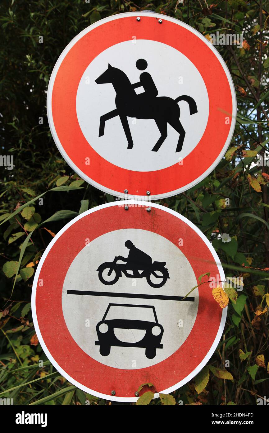 Kein Reiten, kein Schild betreten, Fahren verboten, Reiten, keine Schilder betreten, Verbotsschild, Fahren verboten Stockfoto