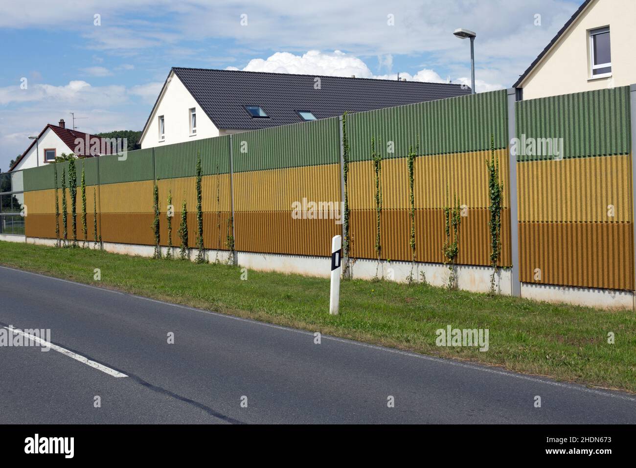 Mehrspurige Autobahn, Lärmschutzbarriere, mehrspurige Autobahnen, Lärmschutzbarriere, Schallschutzbarrieren Stockfoto