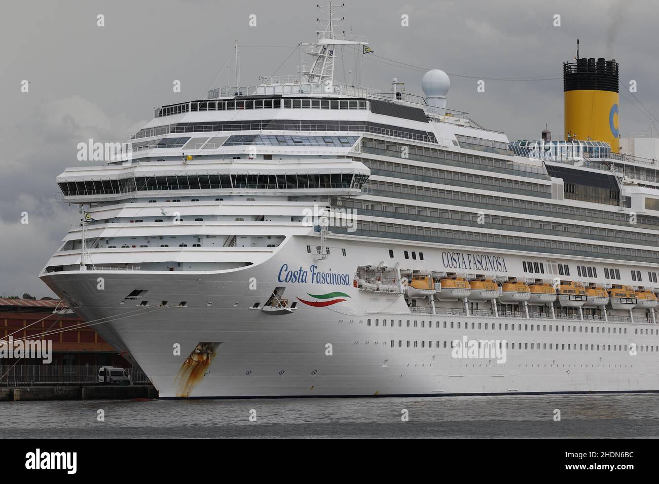 Das Costa Fascinosa-Schiff der italienischen Firma Costa Cruises legt am Pier Mauá - Rio de Janeiro, Brasilien 01.06.2021 an Stockfoto