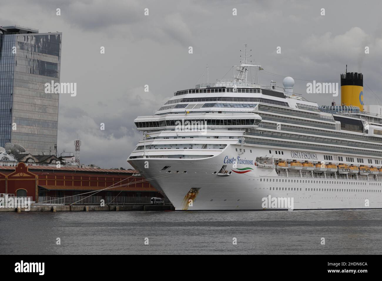 Das Costa Fascinosa-Schiff der italienischen Firma Costa Cruises legt am Pier Mauá - Rio de Janeiro, Brasilien 01.06.2021 an Stockfoto