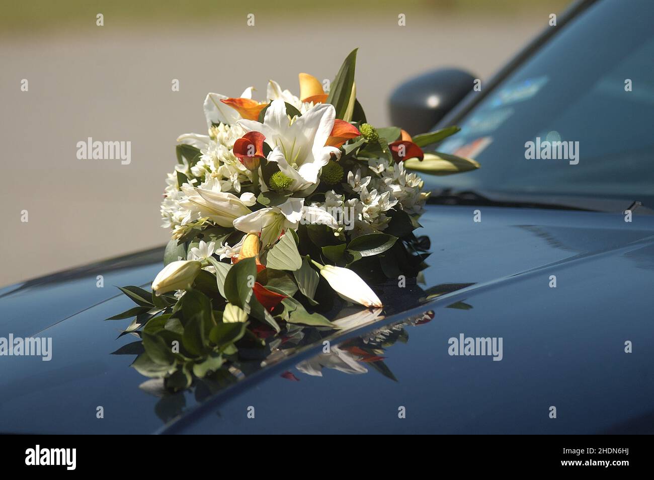 Blumenarrangement, Blumen, Hochzeitsauto, Blumenarrangements, Blume, Blumenverliebter, Auto, Limousine, Limousinen, Hochzeitsautos, Hochzeitslimousine Stockfoto