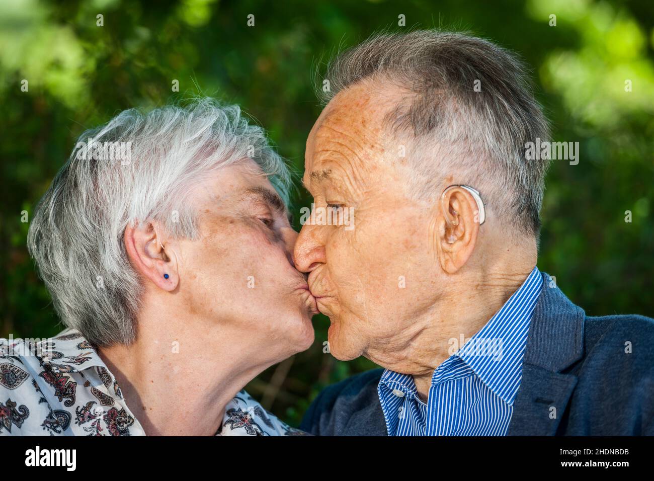 Zärtlichkeit, küssen, älteres Paar, ältere Paare Stockfoto