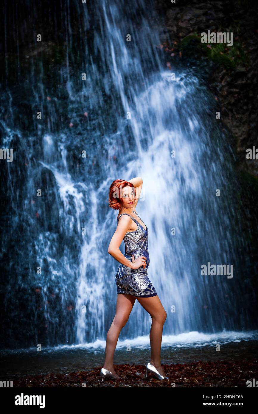 Wasserfall, Posing, Miniress , Kaskade, Wasserfälle, Minikleid, Minikleid Stockfoto