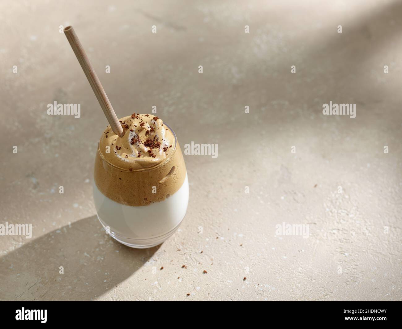 Dalgona Kaffeegetränk in einem Glas mit Stroh, selektiver Fokus Stockfoto