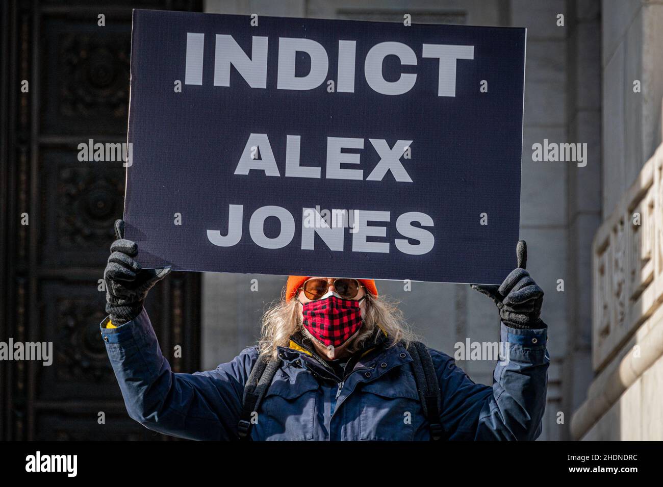 USA. 06th Januar 2022. Dutzende von pro-demokratischen Aktivisten schlossen sich am 6. Januar 2022, ein Jahr nach dem gewaltsamen Aufstand in Washington DC, der darauf abzielt, die Wahlergebnisse zu stürzen, Mitgliedern von Rise and Resist an den Stufen der New Yorker Public Library an. Merrick Garland und das Justizministerium aufzufordern, rasch die Putschführer zu untersuchen und die Verantwortlichen anzuklagen. (Foto von Erik McGregor/Sipa USA) Quelle: SIPA USA/Alamy Live News Stockfoto