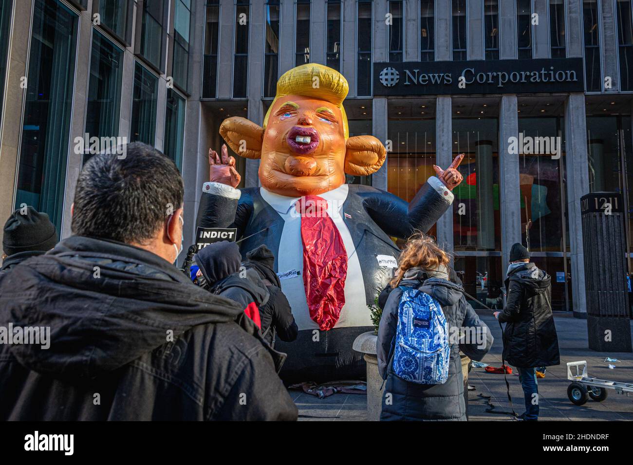 USA. 06th Januar 2022. Dutzende von pro-demokratischen Aktivisten schlossen sich am 6. Januar 2022, ein Jahr nach dem gewaltsamen Aufstand in Washington DC, der darauf abzielt, die Wahlergebnisse zu stürzen, Mitgliedern von Rise and Resist an den Stufen der New Yorker Public Library an. Merrick Garland und das Justizministerium aufzufordern, rasch die Putschführer zu untersuchen und die Verantwortlichen anzuklagen. (Foto von Erik McGregor/Sipa USA) Quelle: SIPA USA/Alamy Live News Stockfoto