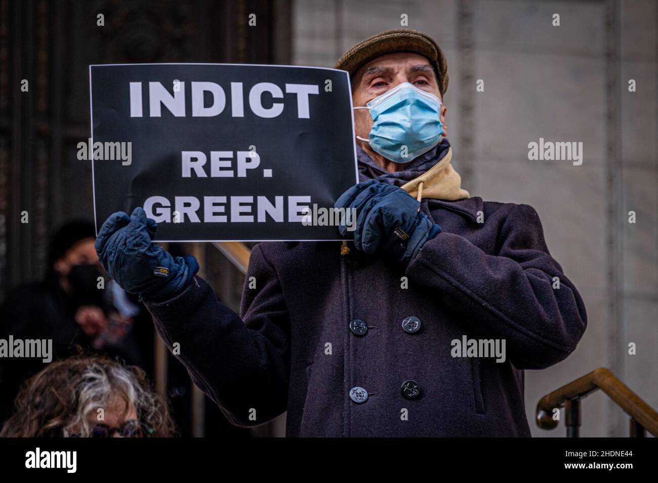 USA. 06th Januar 2022. Dutzende von pro-demokratischen Aktivisten schlossen sich am 6. Januar 2022, ein Jahr nach dem gewaltsamen Aufstand in Washington DC, der darauf abzielt, die Wahlergebnisse zu stürzen, Mitgliedern von Rise and Resist an den Stufen der New Yorker Public Library an. Merrick Garland und das Justizministerium aufzufordern, rasch die Putschführer zu untersuchen und die Verantwortlichen anzuklagen. (Foto von Erik McGregor/Sipa USA) Quelle: SIPA USA/Alamy Live News Stockfoto