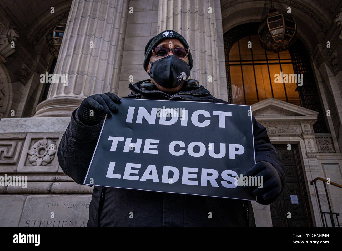 USA. 06th Januar 2022. Dutzende von pro-demokratischen Aktivisten schlossen sich am 6. Januar 2022, ein Jahr nach dem gewaltsamen Aufstand in Washington DC, der darauf abzielt, die Wahlergebnisse zu stürzen, Mitgliedern von Rise and Resist an den Stufen der New Yorker Public Library an. Merrick Garland und das Justizministerium aufzufordern, rasch die Putschführer zu untersuchen und die Verantwortlichen anzuklagen. (Foto von Erik McGregor/Sipa USA) Quelle: SIPA USA/Alamy Live News Stockfoto