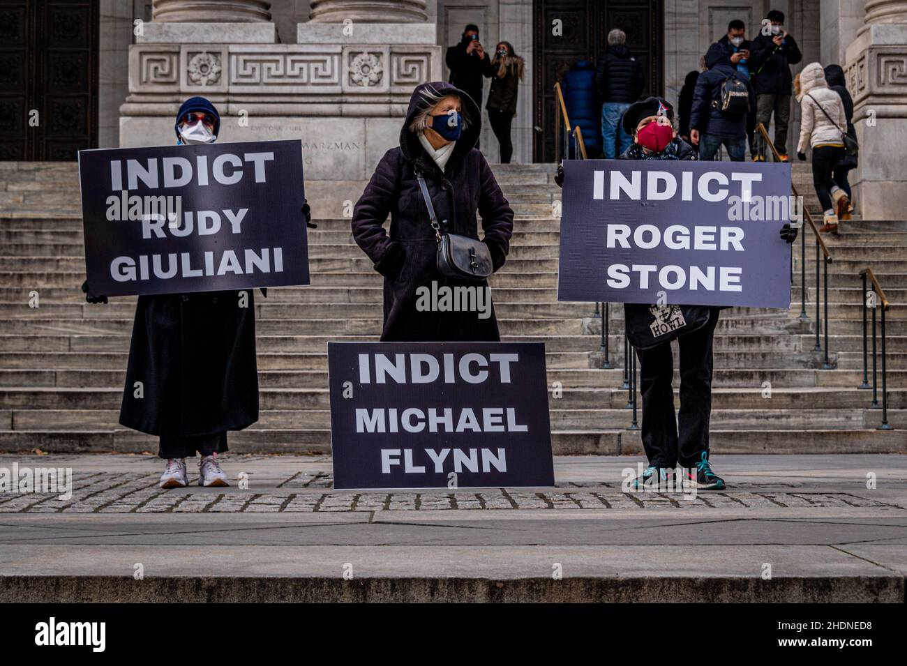 USA. 06th Januar 2022. Dutzende von pro-demokratischen Aktivisten schlossen sich am 6. Januar 2022, ein Jahr nach dem gewaltsamen Aufstand in Washington DC, der darauf abzielt, die Wahlergebnisse zu stürzen, Mitgliedern von Rise and Resist an den Stufen der New Yorker Public Library an. Merrick Garland und das Justizministerium aufzufordern, rasch die Putschführer zu untersuchen und die Verantwortlichen anzuklagen. (Foto von Erik McGregor/Sipa USA) Quelle: SIPA USA/Alamy Live News Stockfoto
