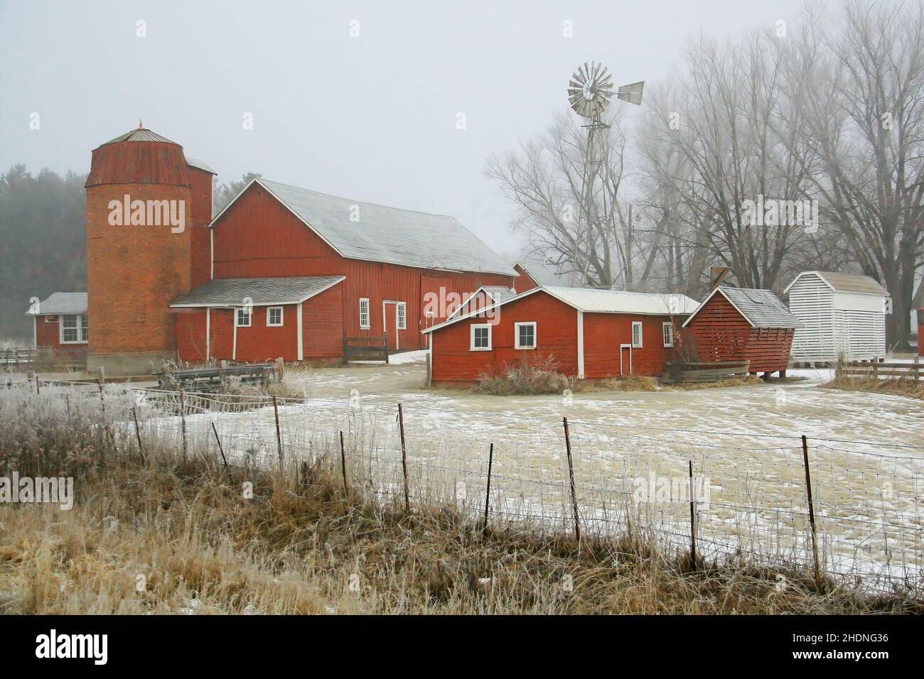 Rote Scheunen, Silo und Windmühle auf der Herberg Farm im Winter, Taylors Falls, Minnesota USA - 4. Februar 2012 Stockfoto