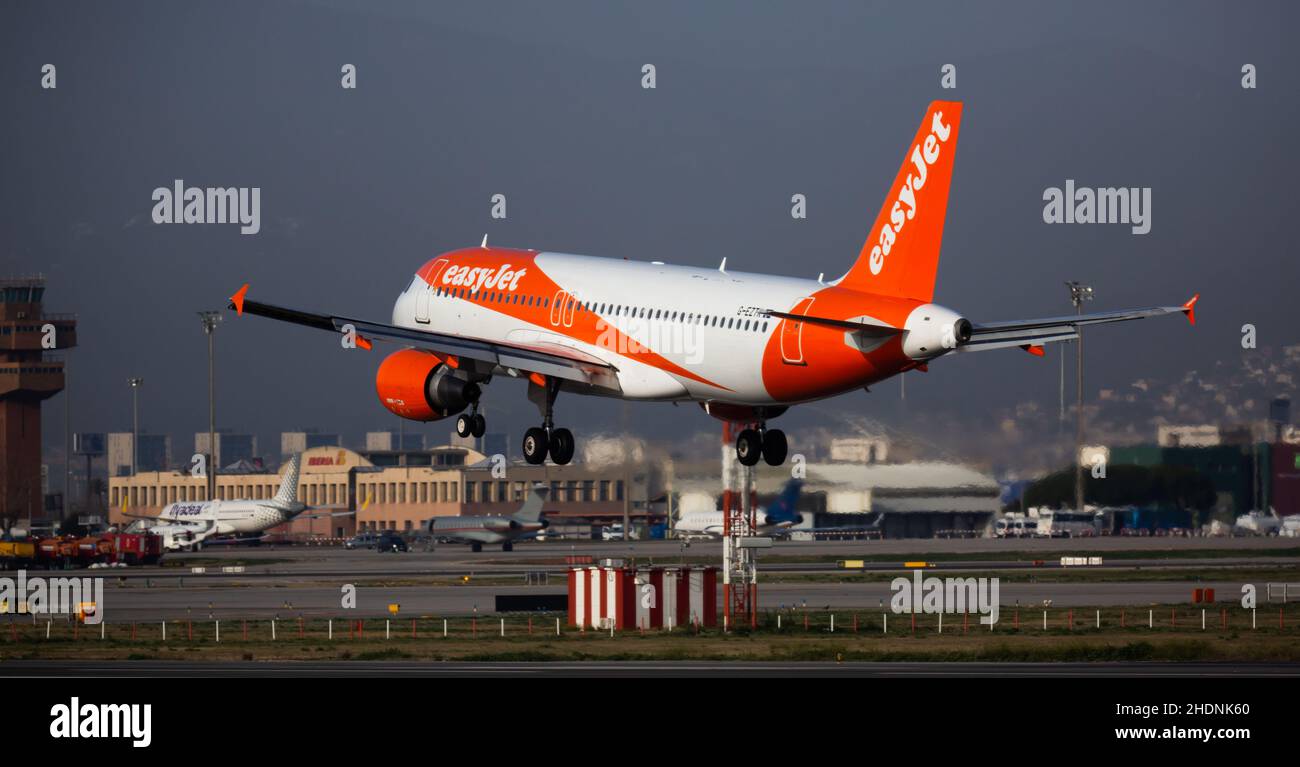 Das Flugzeug die easyJet-Airline landet auf der Start- und Landebahn in der Stadt El Prat in Barcelona. Vorstandsnummer G-EZFZ Stockfoto