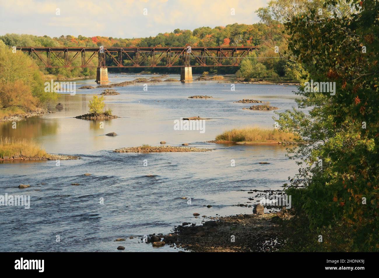 Flambeau River Railroad Bridge im Herbst des Jahres, Ladysmith, Wisconsin USA Stockfoto